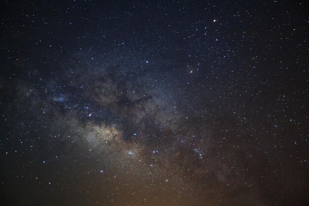 Close-up duidelijk melkwegstelsel bij phitsanulok in thailand Foto met lange belichting met graan