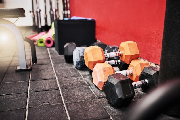 Photo close-up of dumbbells in gym