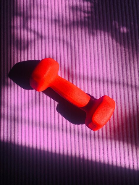 Photo close-up of dumbbells on table