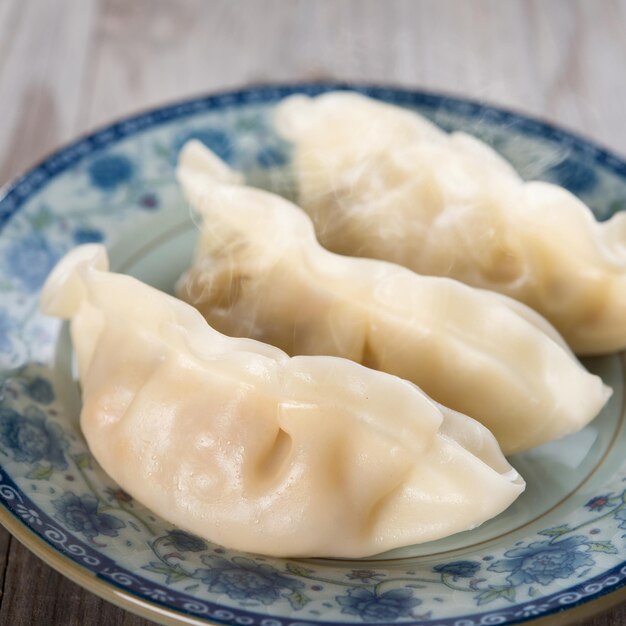 Photo close-up of dumplings in plate on table