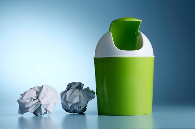 Photo close-up of dustbin on gray background