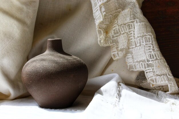 Photo close-up of earthenware against white textile