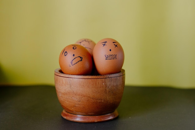 Foto prossimo piano dell'uovo di pasqua sul tavolo