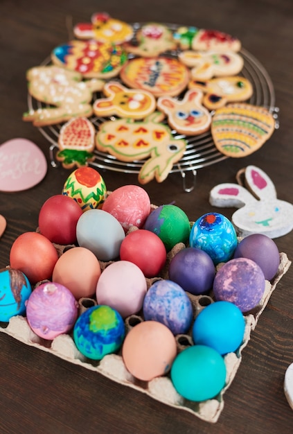 Primo piano di uova di pasqua e biscotti di panpepato sul tavolo preparato per le vacanze di pasqua