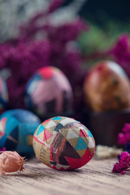 Foto prossimo piano delle uova di pasqua sul tavolo