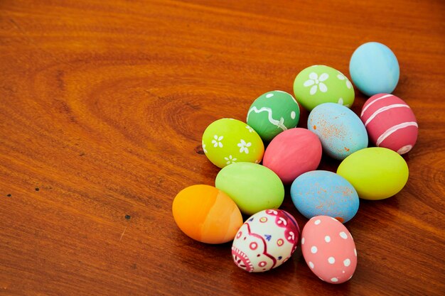 Photo close-up of easter eggs on table