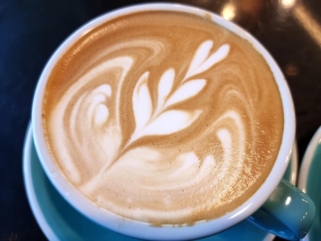 Close-up een kop hete latte art eenvoudige tulpenkoffie