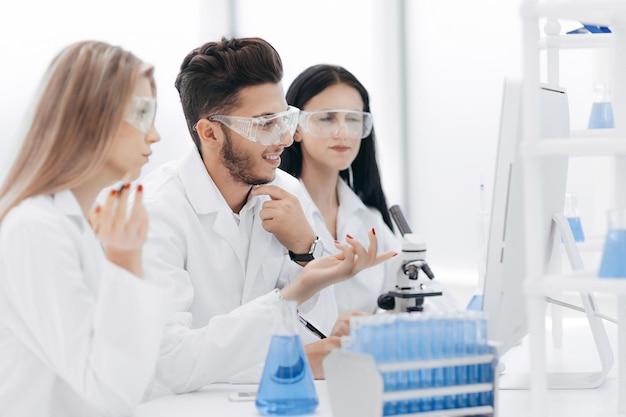 Close-up. Een team van wetenschappers gebruikt een computer om de gegevens te controleren. wetenschap en gezondheid