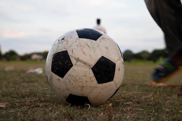 Close-up een voetbal op de speelplaats