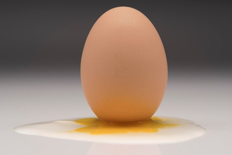 Photo close-up of egg on table against gray background