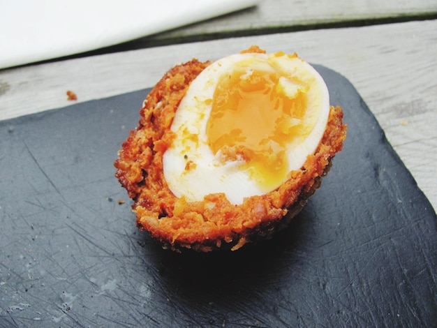 Photo close-up of egg on table