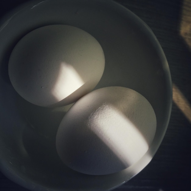 Foto close-up di uova su sfondo nero