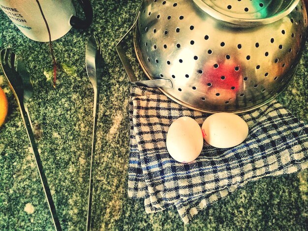 Foto prossimo piano delle uova sulla tavola