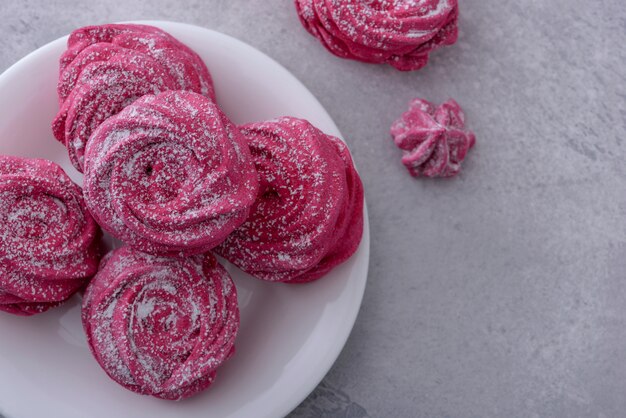 Close-up eigengemaakte schuimgebakjes op witte plaat