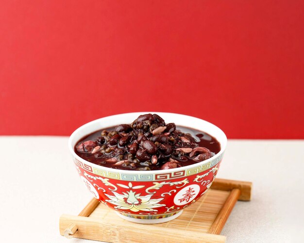 小豆、ピーナッツと8つのトレジャーコンジーのクローズアップ。中国のお祭りのための健康的なお粥