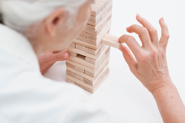 Foto donna anziana del primo piano che gioca jenga