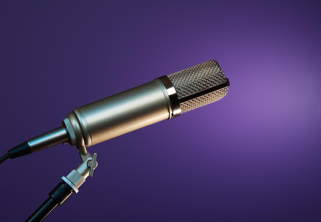 Photo close-up of electric bulb against blue background