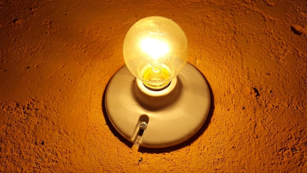 Photo close-up of electric bulb on wall