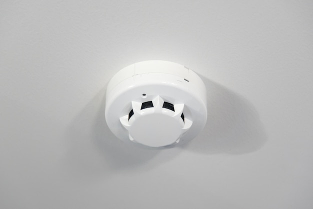 Photo close-up of electric lamp against white background