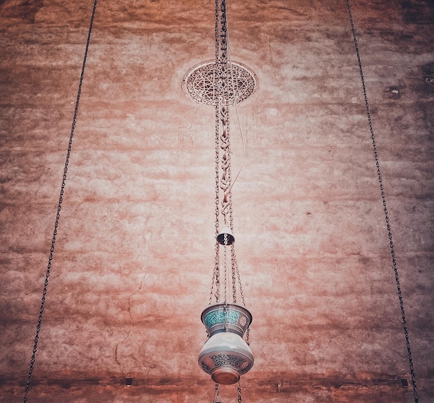 Foto close-up di una lampada elettrica appesa in città