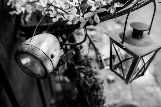 Photo close-up of electric lamp hanging on metal