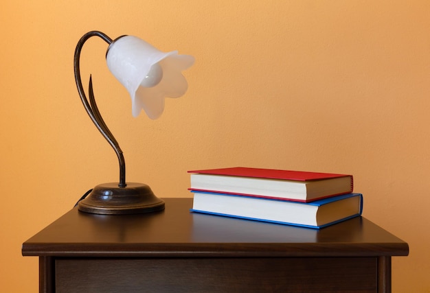 Photo close-up of electric lamp on table against wall