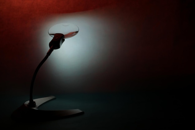 Foto close-up di una lampada elettrica sul tavolo contro la parete