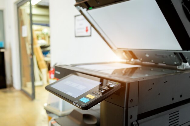 Foto prossimo piano di una lampada elettrica su tavolo