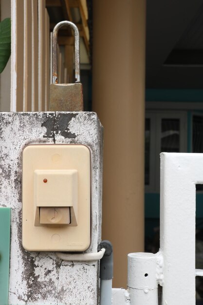 Photo close-up of electric lamp on wall