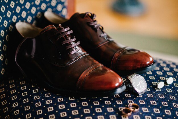 エレガントでスタイリッシュな男性のアクセサリーのクローズアップカフスボタンリング時計の靴の側面図結婚式のコンセプトの準備