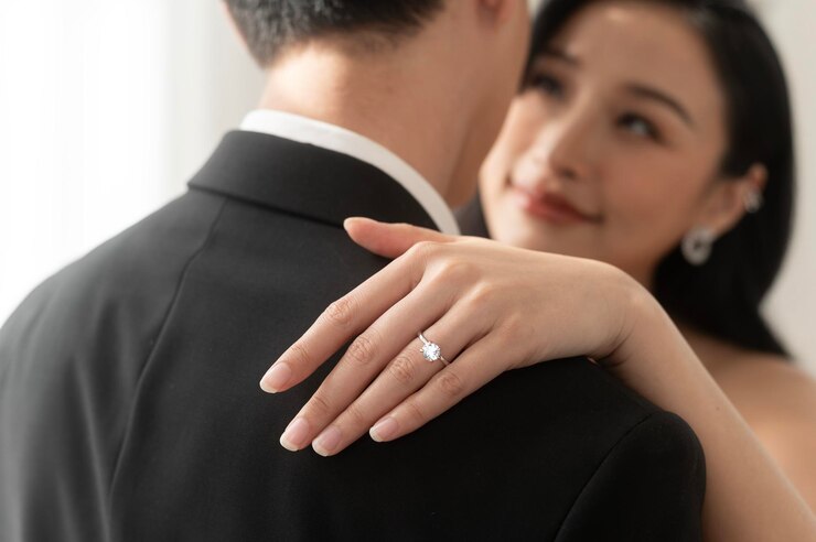 Photo 恋愛と結婚のコンセプトの花嫁の指のエレガントな結婚指輪のクローズアップ