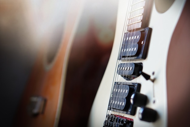 Close-up elektrische gitaar zonnestralen muzikale kaart. Muzikaal strijkinstrument.