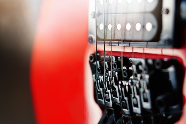 Close-up elektrische gitaar zonnestralen muzikale kaart. Muzikaal strijkinstrument.