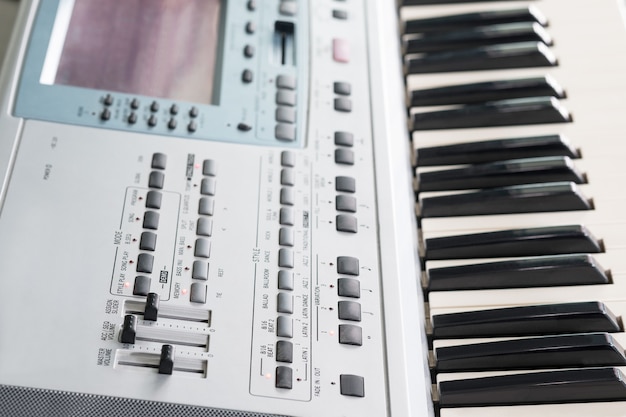 Close-up elektronisch muzikaal toetsenbord en piano voor het spelen van lied.