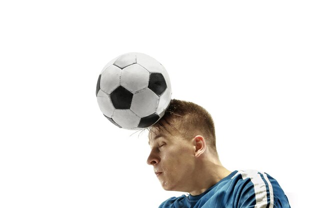 Крупным планом эмоционального человека, играющего в футбол, бьющего по мячу головой на изолированном белом фоне