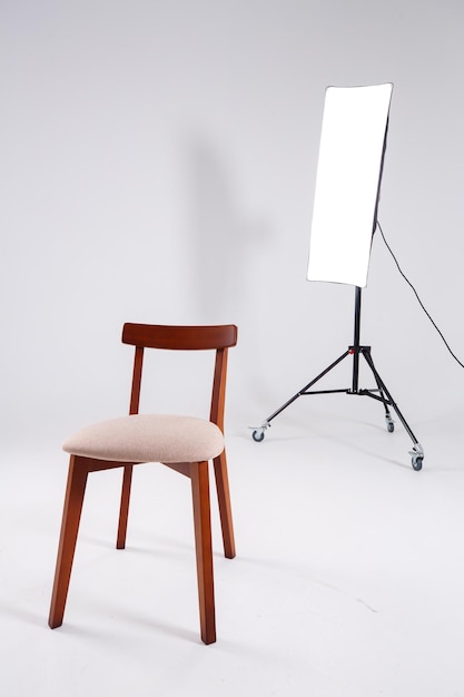 Foto close-up di una sedia vuota su un tavolo sullo sfondo bianco
