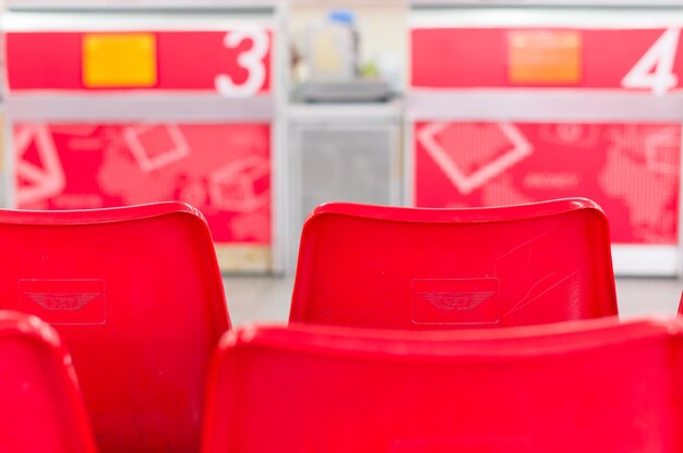 Photo close-up of empty chairs in cafe