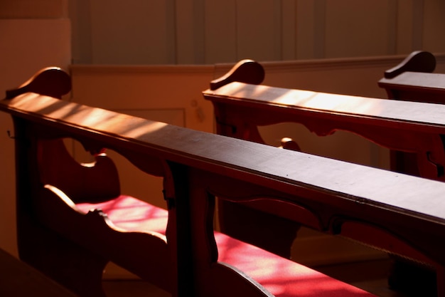 Photo close-up of empty chairs in church