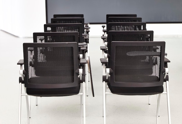 Photo close-up of empty chairs in classroom