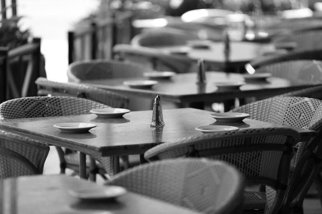 Foto close-up di sedie e tavoli vuoti in un caffè