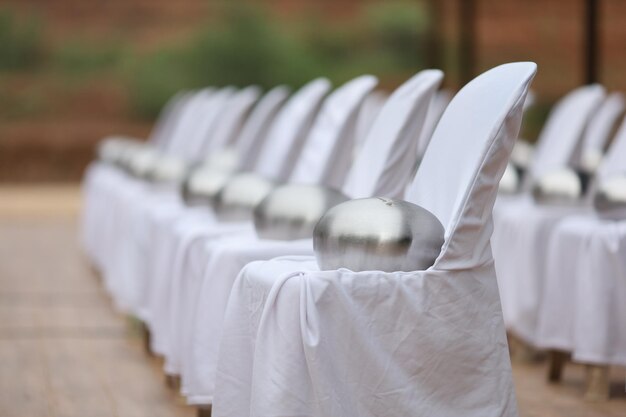 Photo close-up of empty chairs and table