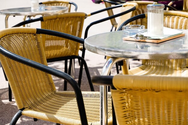 Foto close-up di sedie e tavoli vuoti in un caffè