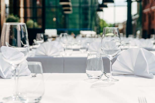 Foto close-up di un tavolo da pranzo vuoto in un ristorante