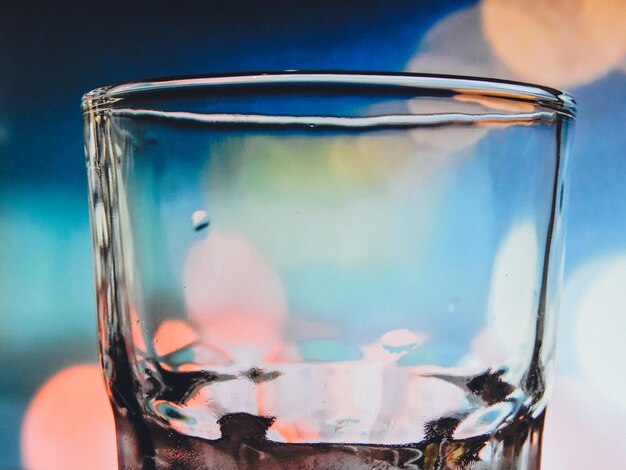 Photo close-up of empty drinking glass against sky