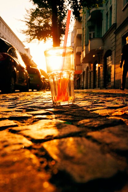 Foto close-up di bicchieri vuoti per bere in strada