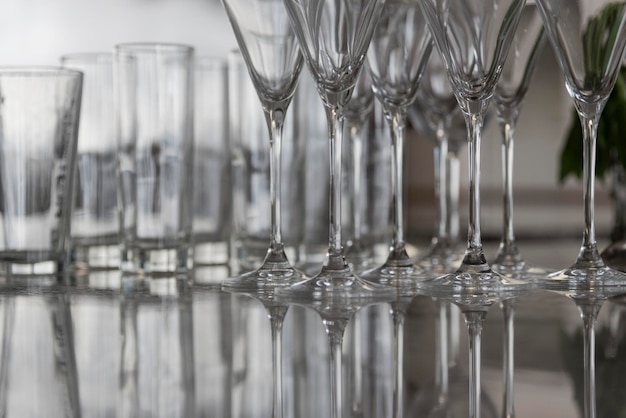 Foto close-up di bicchieri vuoti sul tavolo di un ristorante