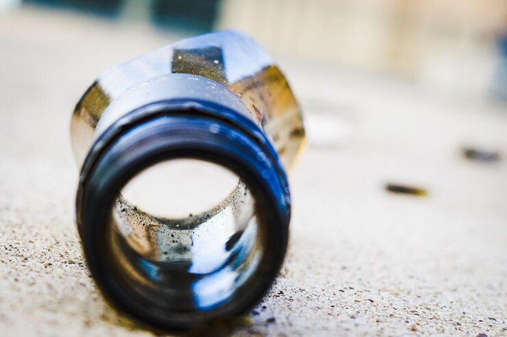 Photo close-up of empty glass bottle on marble