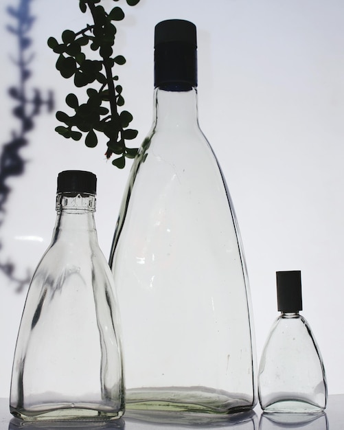 Photo close-up of empty glass bottles