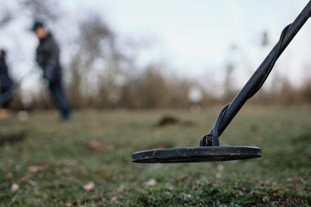 Photo close-up of empty park bench on field