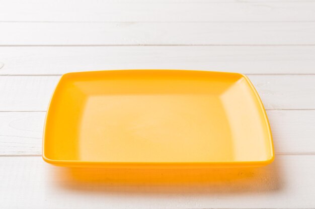 Photo close-up of empty plate on table